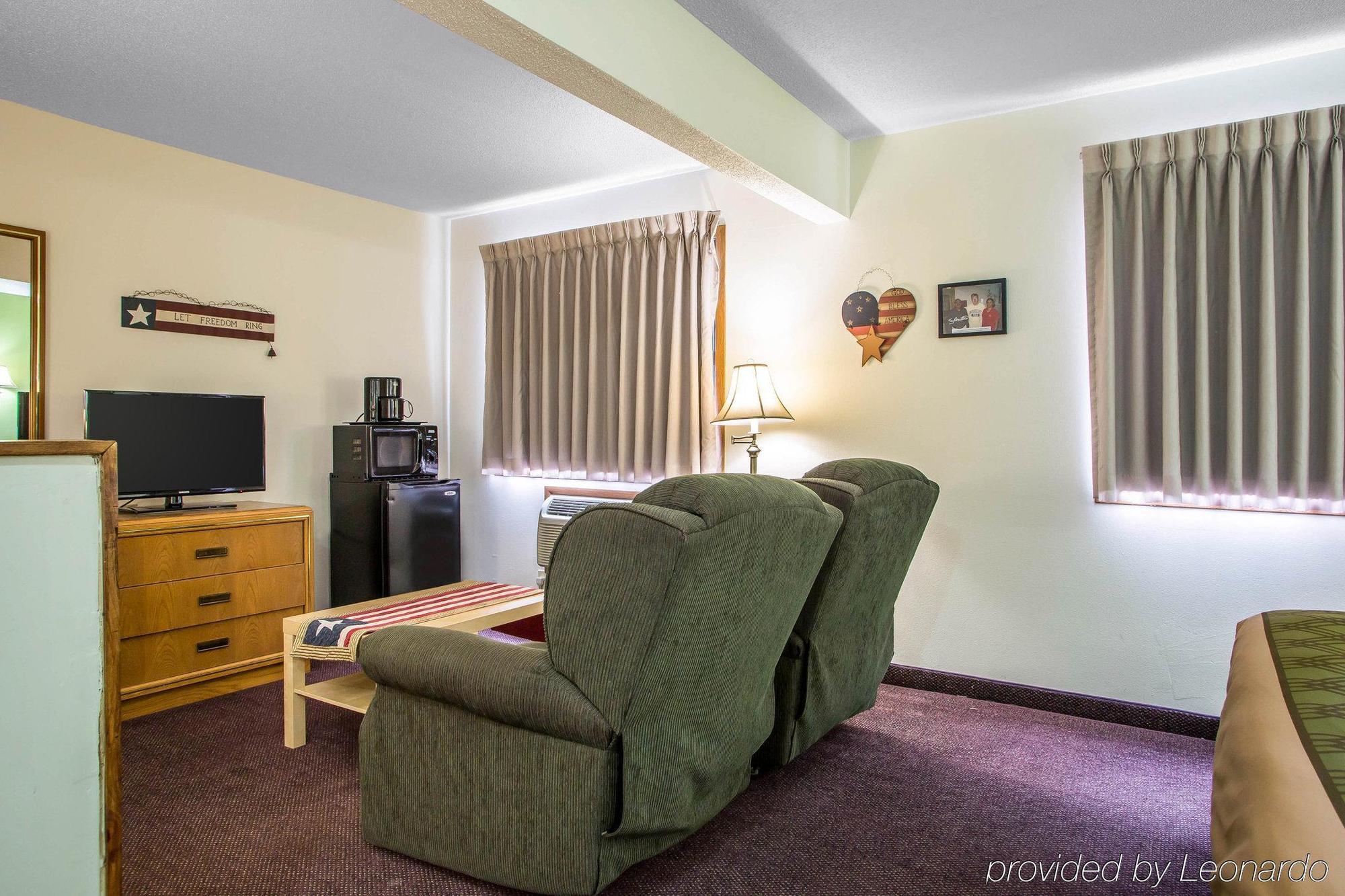 Econo Lodge Inn & Suites Dubuque Exterior foto